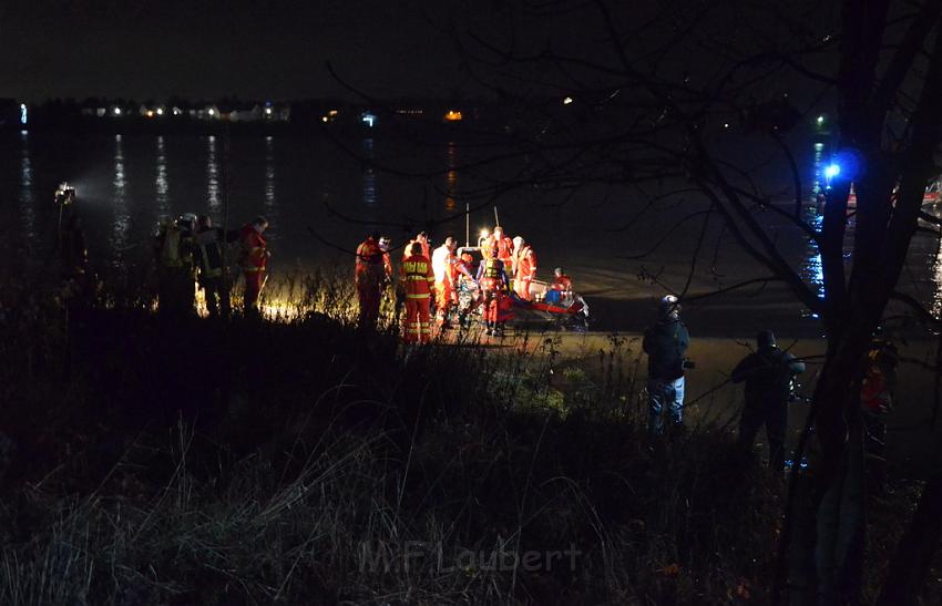 Einsatz BF Koeln PKW im Rhein Mondorf Hersel P100.JPG